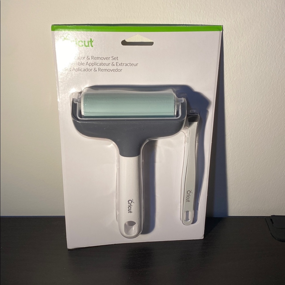 Cricut Crafting Tool Set in Gray and White